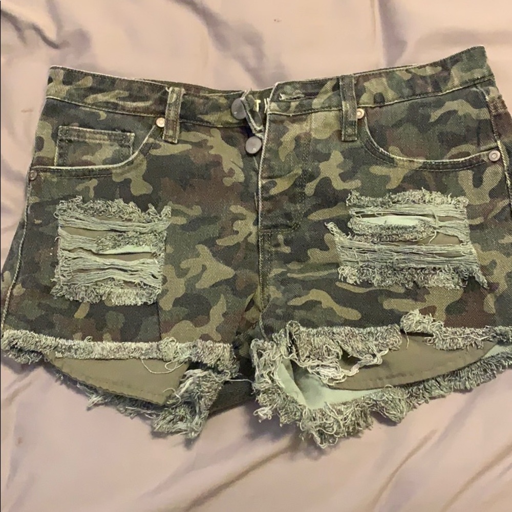 Cotton on camo shorts
